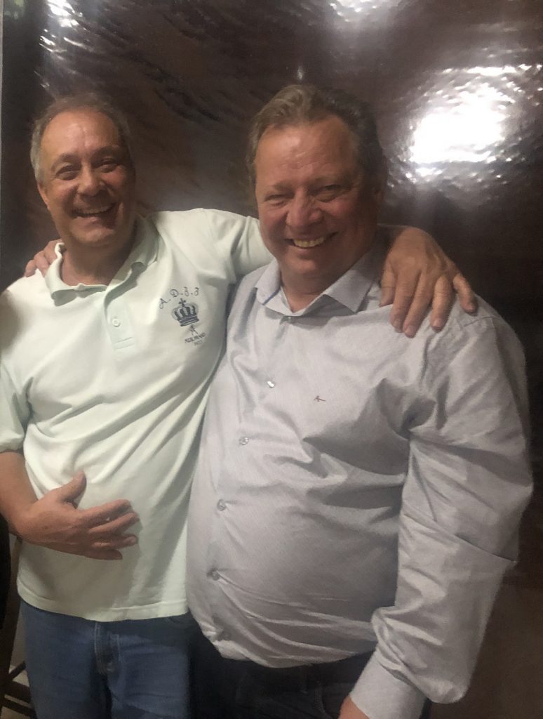 O anfitrião Geraldinho Magela e Wilson Rezato em noite de churrasco na região do Aeroporto 2 IMG 6316 aaa1