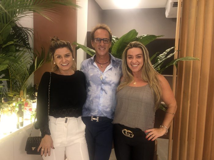  Luiz Duque, ladeado por Andréa Portilho e Aline Villela, também destaca seu bom gosto nas salas de estar e jantar com adega  