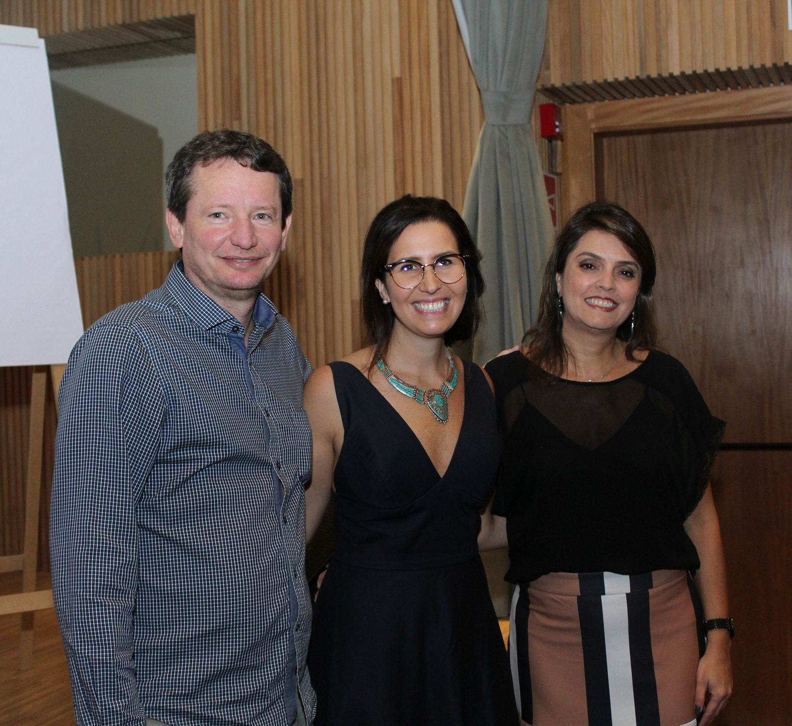 Andressa Gulin, que falou sobre a comunicação com o paciente na era digital, entre Josélio Vitoi Rosa e Fernanda Polisseni, no Centro de Estudos Monte Sinai 1 Andressa Gulin, que falou sobre a comunicação com o paciente na era digital, entre Josélio Vitoi Rosa e Fernanda Polisseni, no Centro de Estudos Monte Sinai