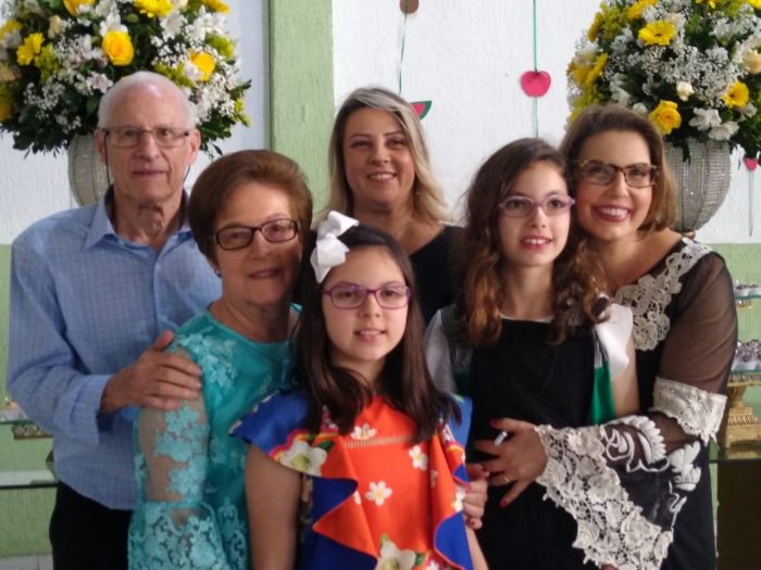 Festa em família: Hamlet e Denise Pernisa com as filhas Mayra e Ilse e as netas Sophia Pernisa Kelmer e Marina Pernisa Junqueira, na comemoração dos 80 anos dele e das bodas de ouro do casal.  
