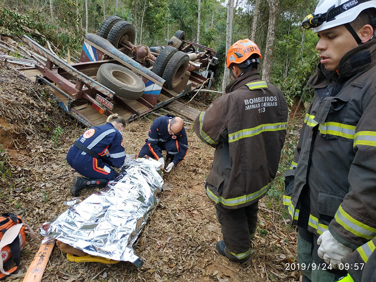 Acidente em Rosário de Minas deixa um morto e 3 feridos 2 acidente caminhao bombeiros1
