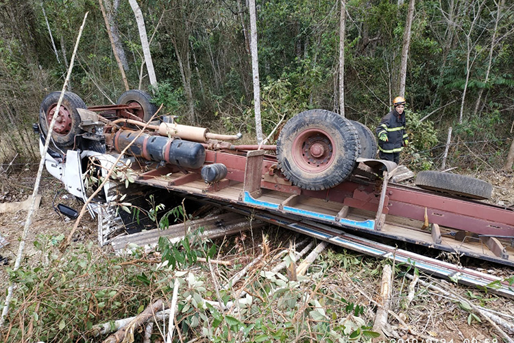 Acidente em Rosário de Minas deixa um morto e 3 feridos 1 acidente caminhao bombeiros2