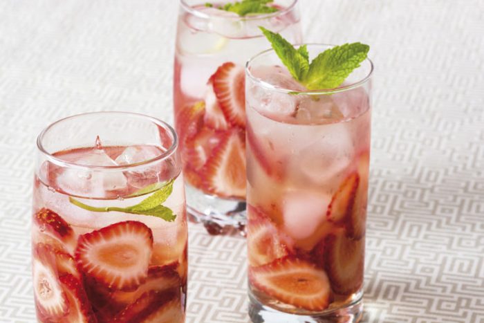 Cinco receitas de água saborizada para os dias secos 1 agua de morango