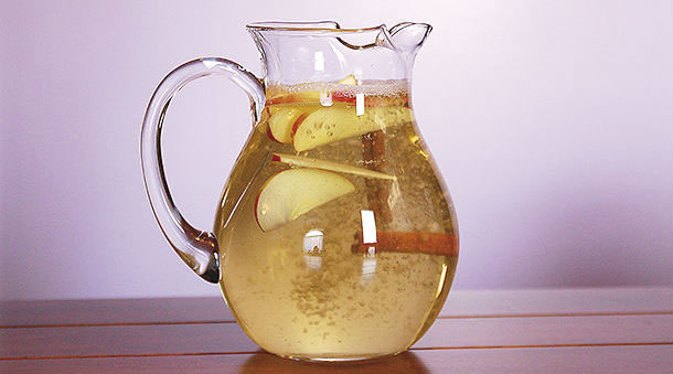 Cinco receitas de água saborizada para os dias secos 5 agua maca canela 0717