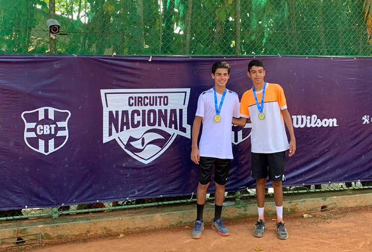 Tenista juiz-forano faz dobradinha em etapa do Brasileiro 1 esp tênis luis felipe miana foto arquivo pessoal2