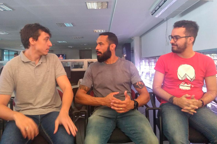 Imagem: Mesa quadrada recebe o lutador de MMA, Felipe Silva
