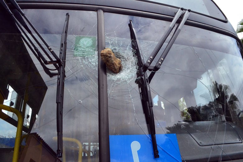 Pedra fica cravada em para-brisa de ônibus 2 ônibus apedrejado by olavo prazeres 2
