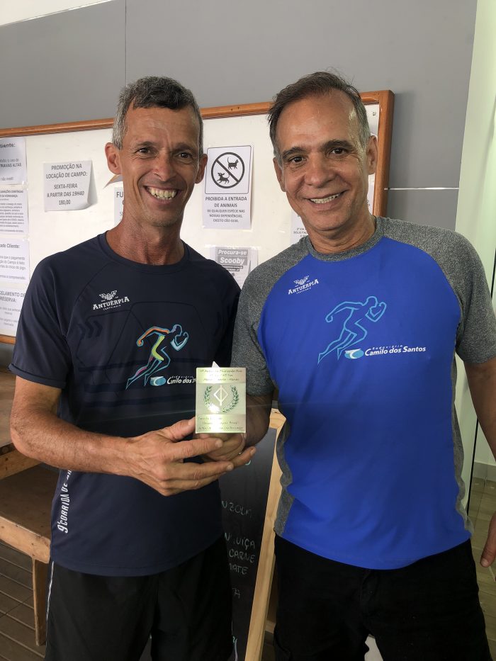 O ultramaratonista Marco Aurélio Farinazzo e Eduardo do Santos: momento de gratidão 