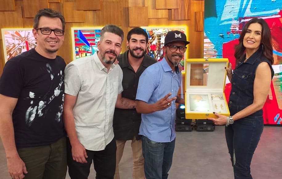 Presença no Rio: Com uma trajetória de sucesso, a Banda Muamba participou do programa global “Encontro com Fátima Bernardes”, quando seus integrantes aproveitaram para presentear a apresentadora com um exclusivo porta-joias dos Estojos Baldi. A peça, confeccionada em camurça amarela e com iluminação em 'led' sem fio, foi cuidadosamente personalizada com a letra da canção “Lady Laura”, de Roberto Carlos, que foi regravada pela Muamba.