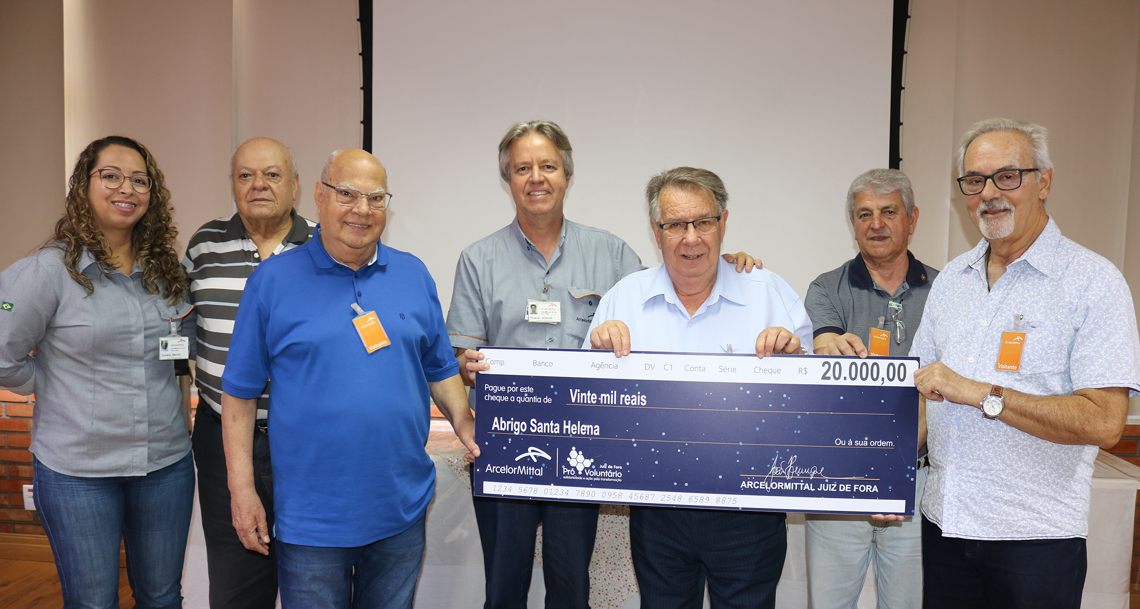Giuliana Marinho, Orlando Simões, Paulo Ely Braz Pereira, Ricardo Schmidt Araújo, o presidente do Abrigo Santa Helena, Antônio Carlos Estevão (recebendo o cheque de R$ 20 mil, arrecadados na Noite Solidária do Pró-Voluntário da ArcelorMittal), João Batista Mattoso e Alcino Leite