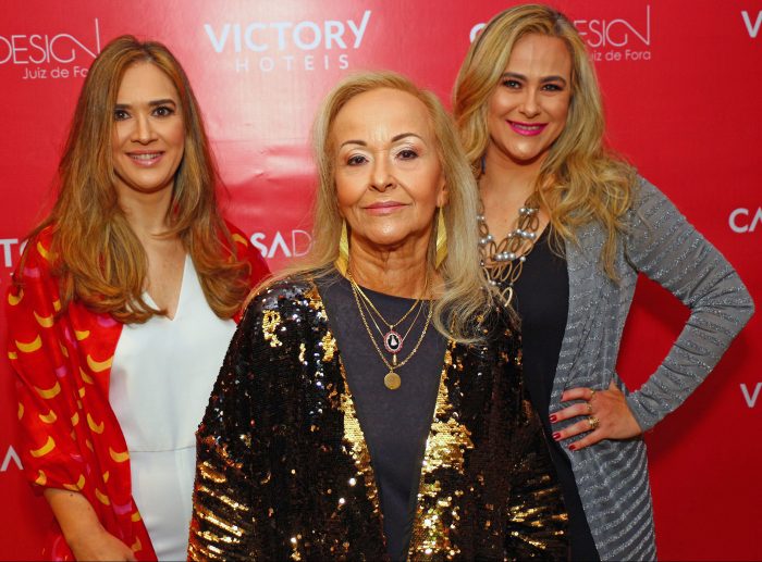 Thaís Filgueiras, Onila Falabella e a filha Fernanda Falabella, que assinam as salas de estar e de jantar na Casa Design 2019 Foto: Guilherme Ovídio