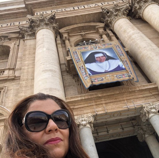Presença no Vaticano: Entre os milhares de brasileiros presentes na Praça de São Pedro para assistir a cerimônia de canonização de Irmã Dulce, estava Isabel Lopes, que fez uma ‘self’ junto ao painel da, agora, Santa Dulce dos Pobres. 