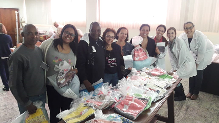 'Mama Amiga' distribui lenços e toalhas na Ascomcer 1 Lenços-e-toalhas-câncer-de-mama-2-by-Arquivo-Pessoal