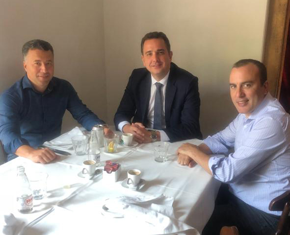O senador Rodrigo Pacheco, ladeado por Marcelo Detoni e o deputado Noraldino Júnior, ontem, no almoço da Favorita. No cardápio, novos investimentos para a cidade e a Zona da Mata 