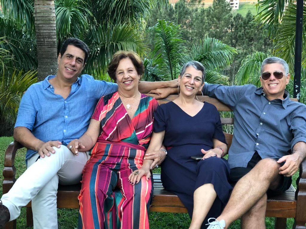 Maria Thereza Matta com os filhos Guilherme, Juliana e Alexandre na comemoração de seus 80 anos 1 Maria Thereza Matta e os filhos Guilherme Juliana e Alexandre