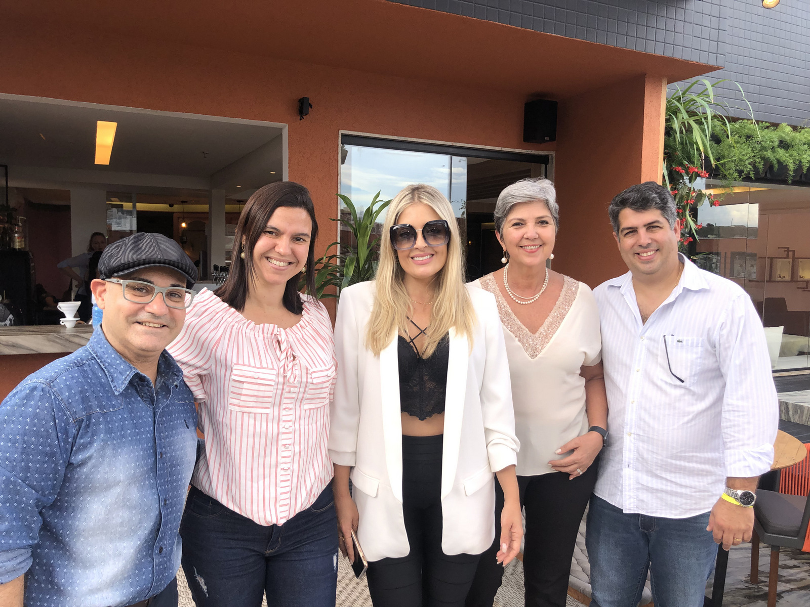 O barista Marquinhos Campos Salles com Nívea Mello, Fernanda Cotta, Maria Luiza (Bozó) Barbosa Pinto, que assina o banheiro da suíte nupcial na Casa Design, e Alexandre Oliveira clicados no sofisticado ‘rooftop’, projetado por Fernanda, para o terraço do Victory Hotel 