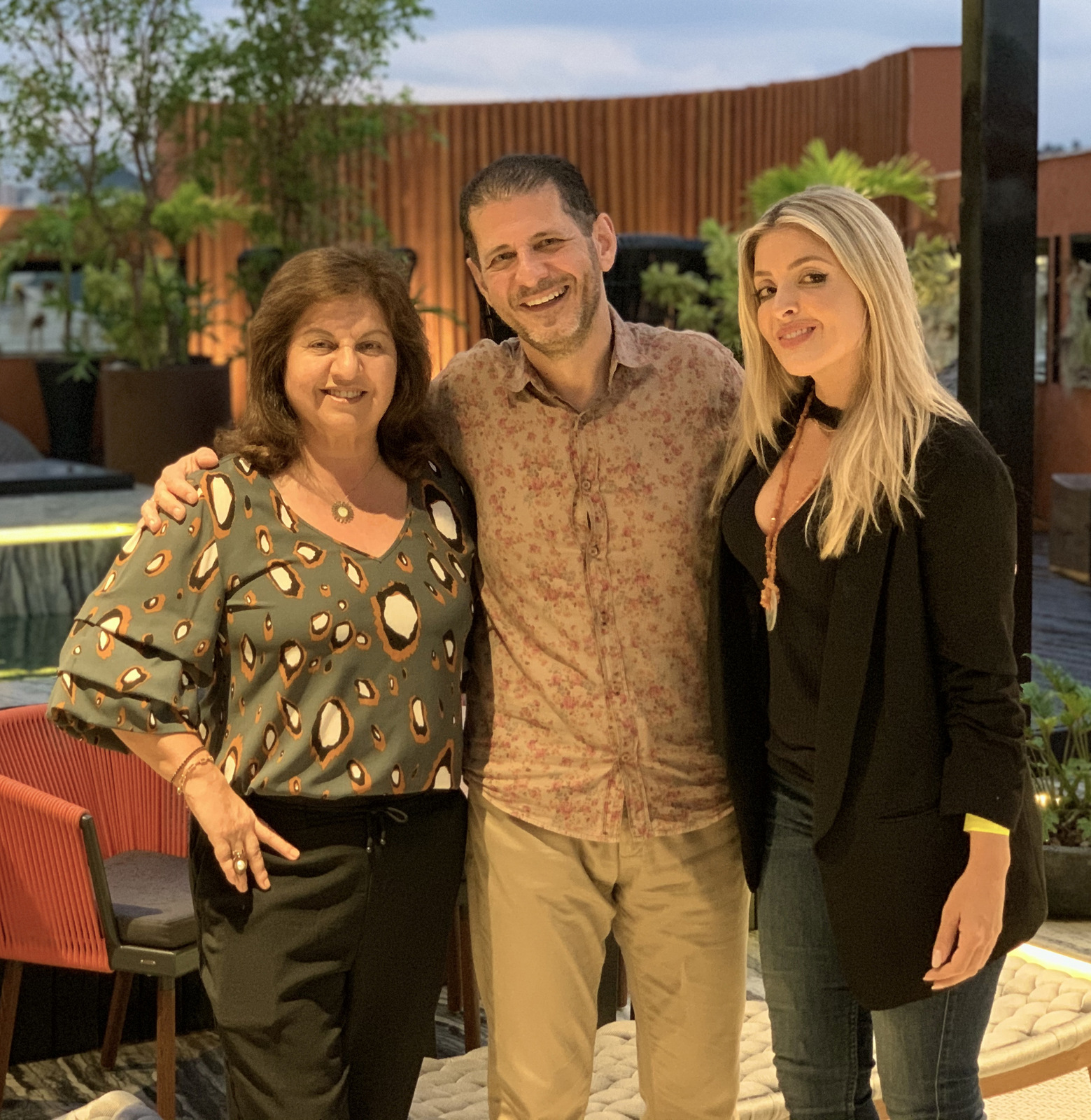 Nathércia Abrão, Eduardo Brigolini e a ‘designer’ de interiores Fernanda Cotta, que assina a área externa da Casa Design 2019, na cobertura do Victory Hotel