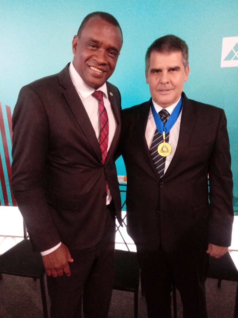 O vereador Nilton Militão representou a Câmara na solenidade em que o vice-governador Paulo Brant entregou a Medalha Santos Dumont, ontem na Fazenda Cabangu 