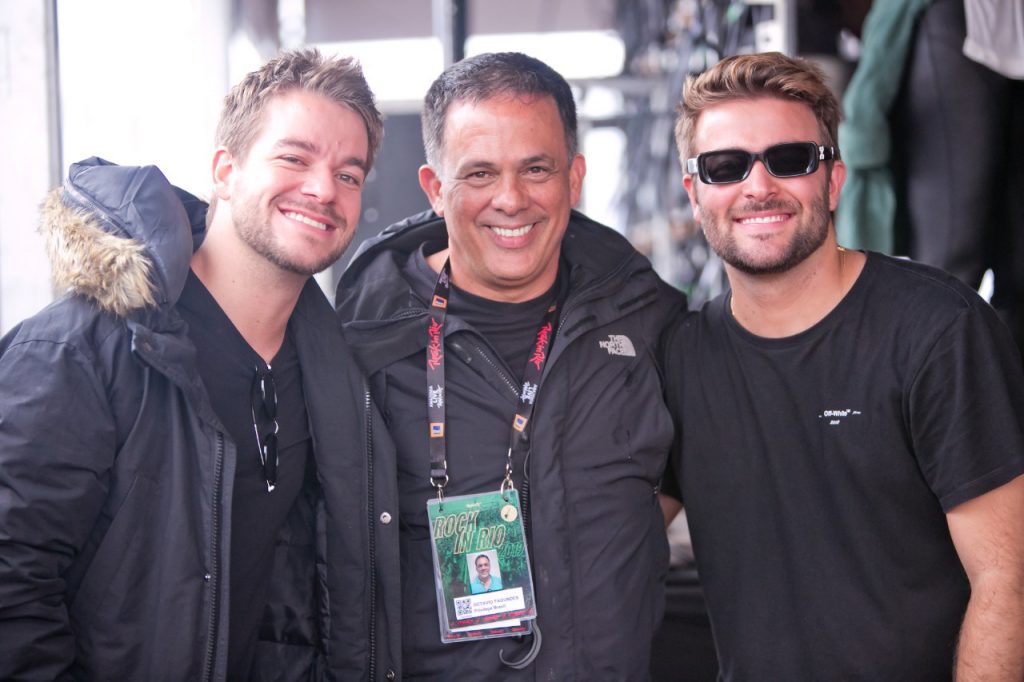 Octávio Fagundes ladeado pelos gêmeos e DJs Lucas e Marcos Schmidt (do Projeto Dubdogz) 1 Octavio Fagundes com os irmãos Lucas e Marcos Schmidt Dubdogz que tocaram no ROCK IN RIO