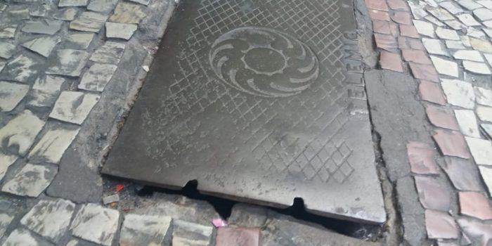 Tampa solta de caixa de fiação preocupa 1 VU Centro 2310