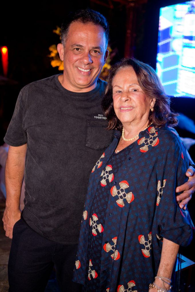 Octávio Fagundes com sua a mãe Terezinha e Iuri Girardi com Carol Novy na festa dos 20 anos do Privilège 1 WAN 0612 Octavio Fagundes com a mãe Eda