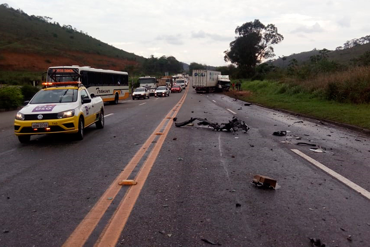 Acidente mata motorista e fecha totalmente BR-040 no sentido Rio 2 acidente br 040 by bombeiros CAPA