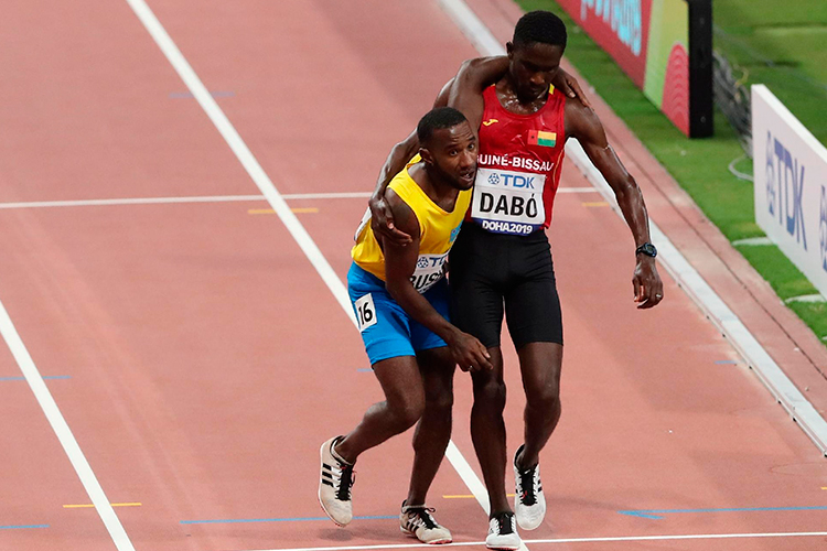 atletas se ajudando mundial de atletismo by reuters
