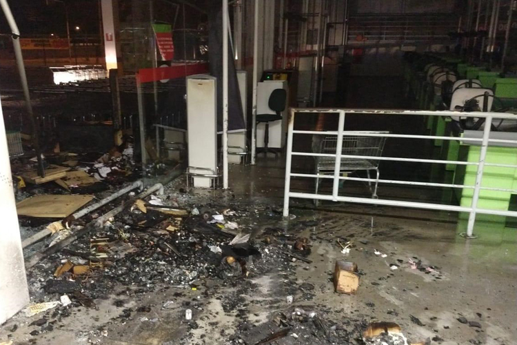 Bombeiros apagam incêndio em atacadista 2 capa incêndio mart minas 2 bombeiros