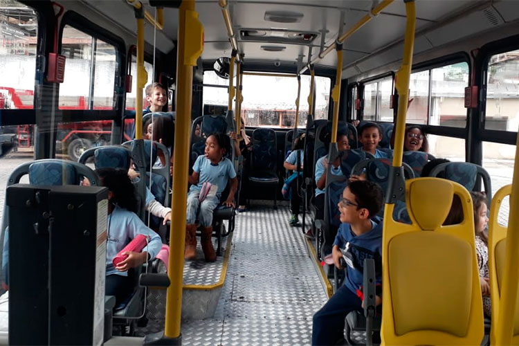 Ansal lança campanha por segurança no trânsito 6 crianças no ônibus
