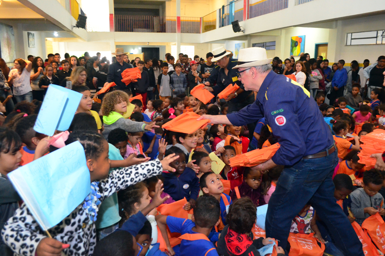Colégio da Zona Norte recebe doação de 600 livros infanto-juvenis 1 doaçao livros by olavo