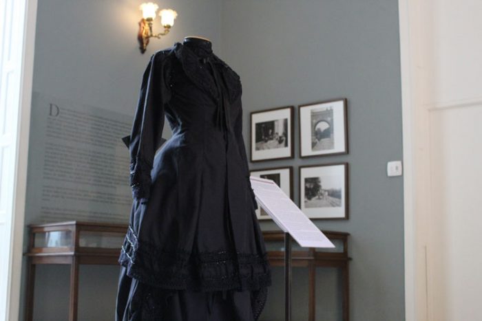 Conheça acessórios e roupas de luto do século XIX 1 expo vestido