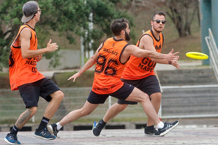 Conheça o ultimate frisbee, praticado por equipe juiz-forana 3 frisbee capa by felipe couri