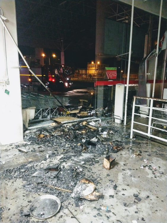 Bombeiros apagam incêndio em atacadista 1 incêndio Mart Minas bombeiros