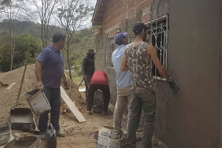 Solidariedade: fazer o bem sem olhar a quem 3 voluntários na obra