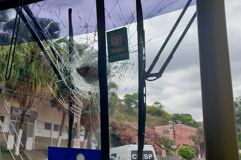 Pedra fica cravada em para-brisa de ônibus 1 ônibus apedrejado by sandra zanella 2