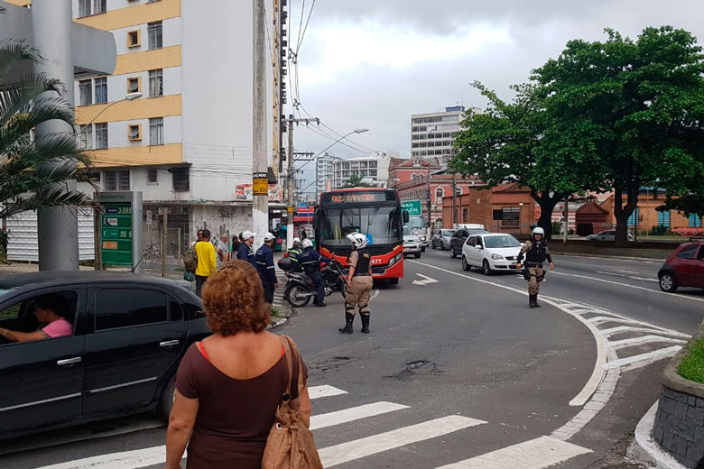 ônibus quebrado by michele meireles1