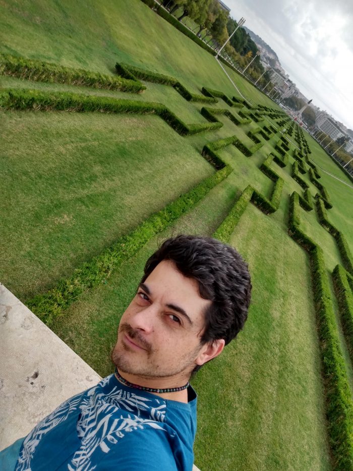 Mostra em Lisboa: Premiado em 2018 na Feira Internacional de Arte Contemporânea Carrousel Du Louvre, o artista Gabriel Gavioli está em Lisboa, onde inaugurou a exposição “É tempo de cor”, no salão nobre da Junta de Freguesia Avenidas Novas. A mostra reúne uma série de obras que dialogam com a possibilidade de expressão do momento histórico e tem como tema central a luta por igualdade de direitos e a beleza e a quebra de paradigmas.