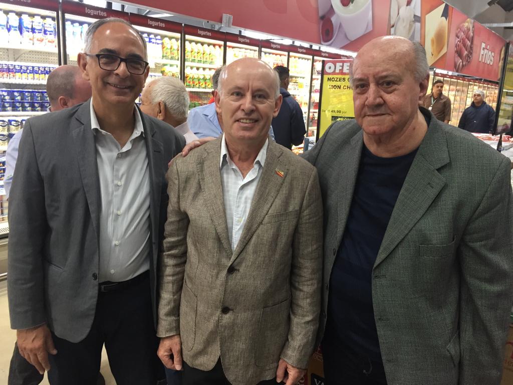 Paulo Roberto Lopes ladeado pelo prefeito Antônio Almas e o ex José Eduardo Araújo ontem na inauguração do Bahamas Mix JK 1 Paulo Roberto Lopes ladeado pelo prefeito Antônio Almas e o ex José Eduardo Araújo ontem na inauguração do Bahamas Mix JK