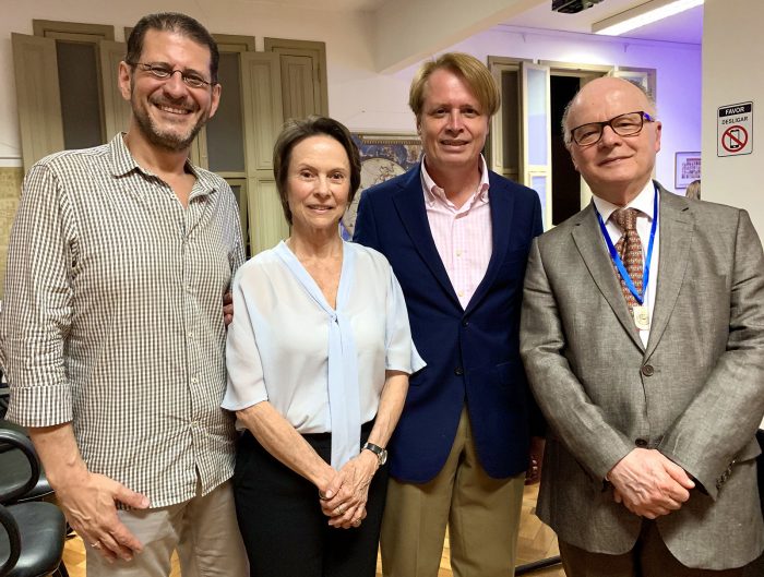 Os conselheiros do Museu Mariano Procópio, Eduardo Brigolini, Andréa Gerheim e Paulo Roberto Medina ladeando Douglas Fasolato, que proferiu a palestra “Influência francesa no Vale do Paraibuna”, no Instituto Histórico e Geográfico 