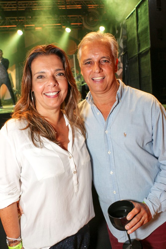 Bia Baldi e Ronaldo Campos, no Baile do Nêgo Veio, com Alexandre Pires, no Terrazzo Foto: Guilherme Ovídio