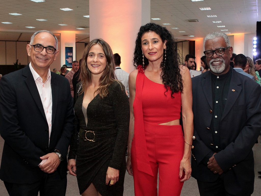 O prefeito Antônio Almas prestigiou as diretoras do Grupo Solar, Márcia e Suzana Neves, e o editor-geral da Tribuna de Minas Paulo Cesar Magella 1 IMG 9692 Antônio Almas Márcia e Suzana Neves e Paulo César Magella