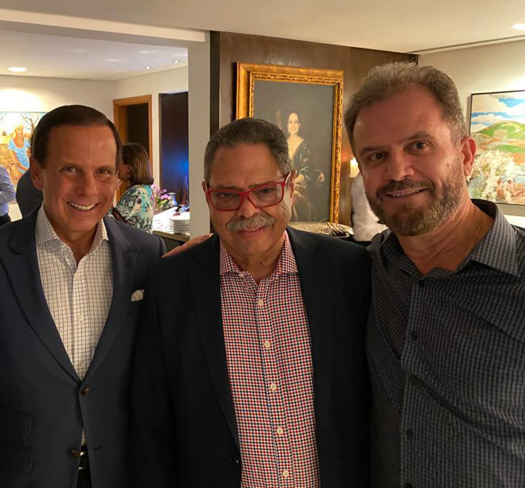 O governador paulista João Dória, que veio à Minas especialmente para abraçar o amigo Paulo Cesar de Oliveira pelos 74 anos, e o diretor da RecordTV, Wagner Espanha    