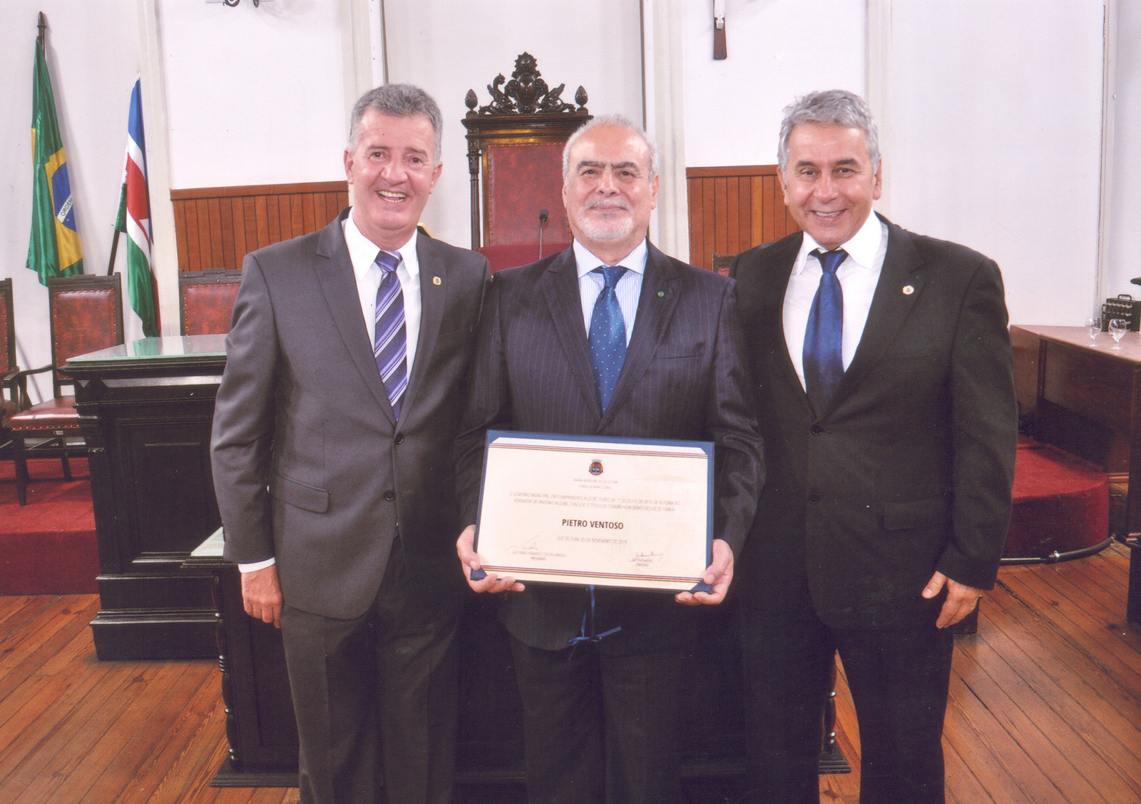 O novo cidadão honorário Pietro Ventoso, agente consular da Itália, ladeado pelo presidente da Câmara, Luiz Otávio (Pardal) e o vereador Antônio Aguiar - responsável pela homenagem 