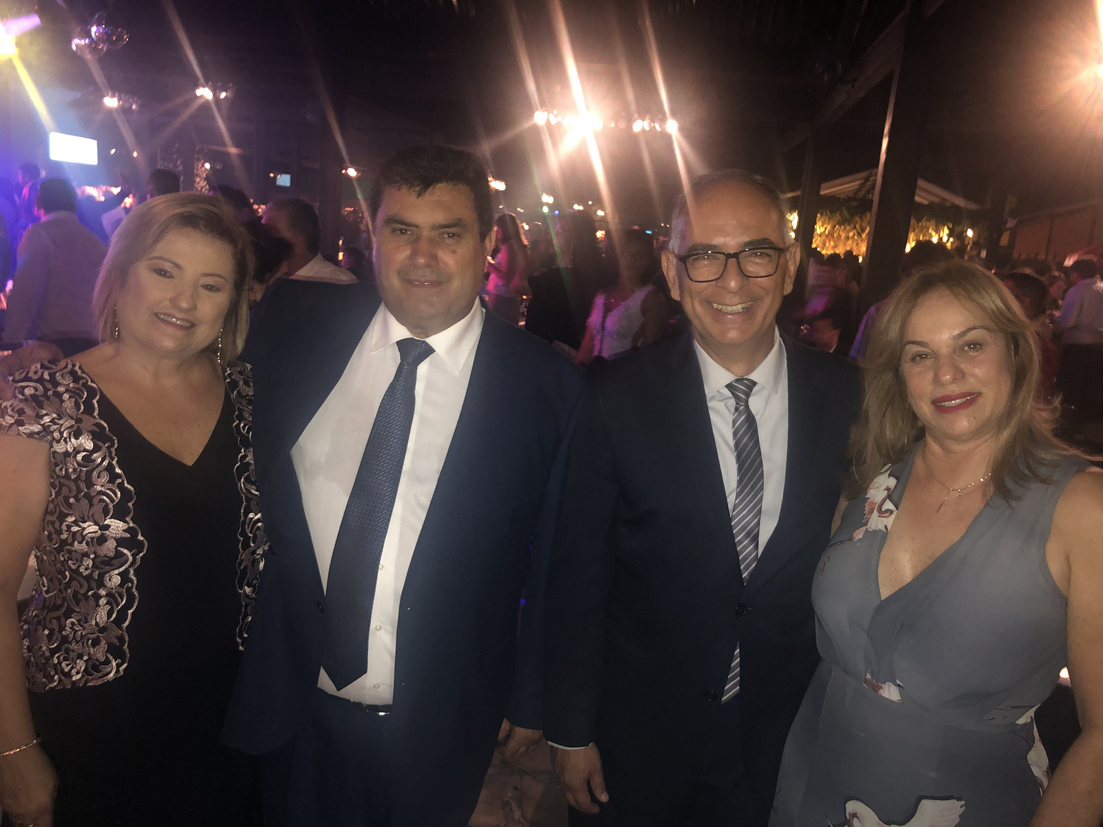 Silvana e Heveraldo Lima de Castro com o prefeito Antônio Almas e a primeira-dama Eloísa na festa do Sindipan, na Estação São Pedro 1 Silvana e Heveraldo Lima de Castro com o prefeito Antônio Almas e a primeira-dama Eloísa na festa do Sindipan, na Estação São Pedro