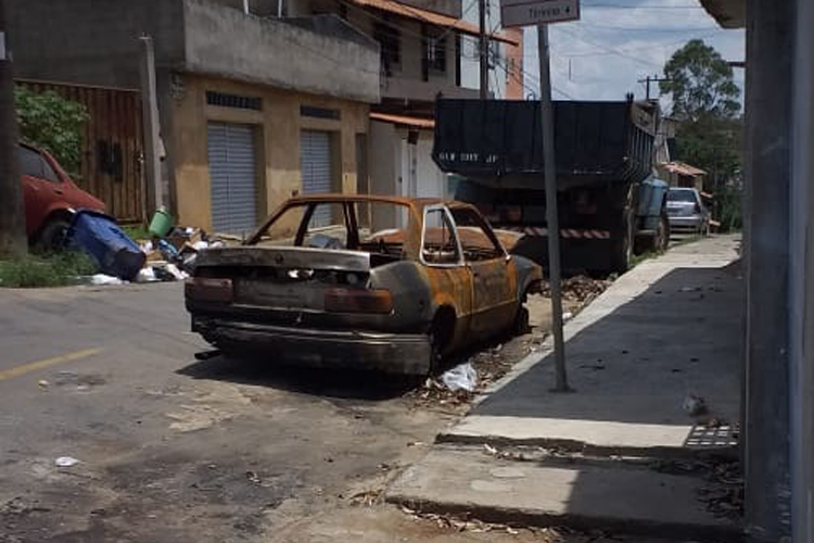 Carro abandonado causa receio em população 1 VU N.S.deFátima 0711