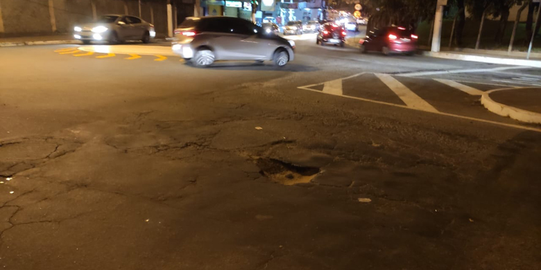 Buraco atrapalha trânsito na Cidade Alta 1 VU SãoPedro 0811