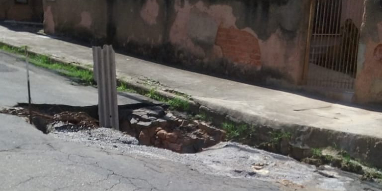 Problema asfáltico piora com falta de reparo 1 VU SantaCecília 1211
