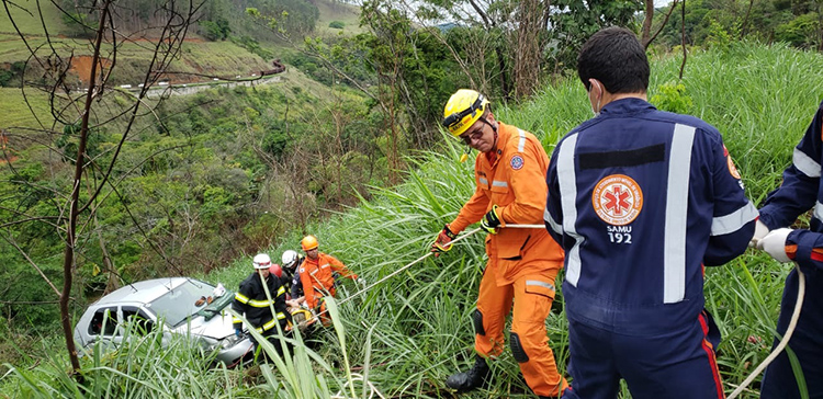 Mulher fica uma hora aguardando resgate em ribanceira 1 acidente by sandra zanella 01