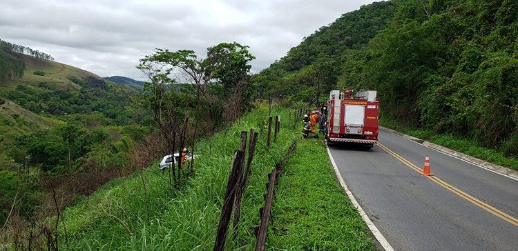Mulher fica uma hora aguardando resgate em ribanceira 3 acidente by sandra zanella 02