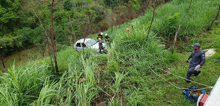 Mulher fica uma hora aguardando resgate em ribanceira 2 acidente by sandra zanella 03